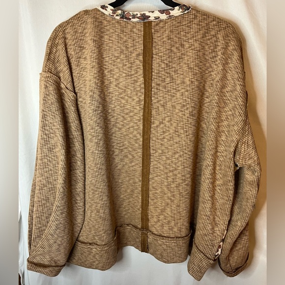POL Bloom & Floral  Mocha Heathered Crewneck ribbed with Floral Trim - Picture 7 of 13